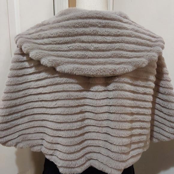 🌺 Like New Park & Main Tan Faux Fur Stole/Wrap/Shawl/Shrug - Picture 5 of 12